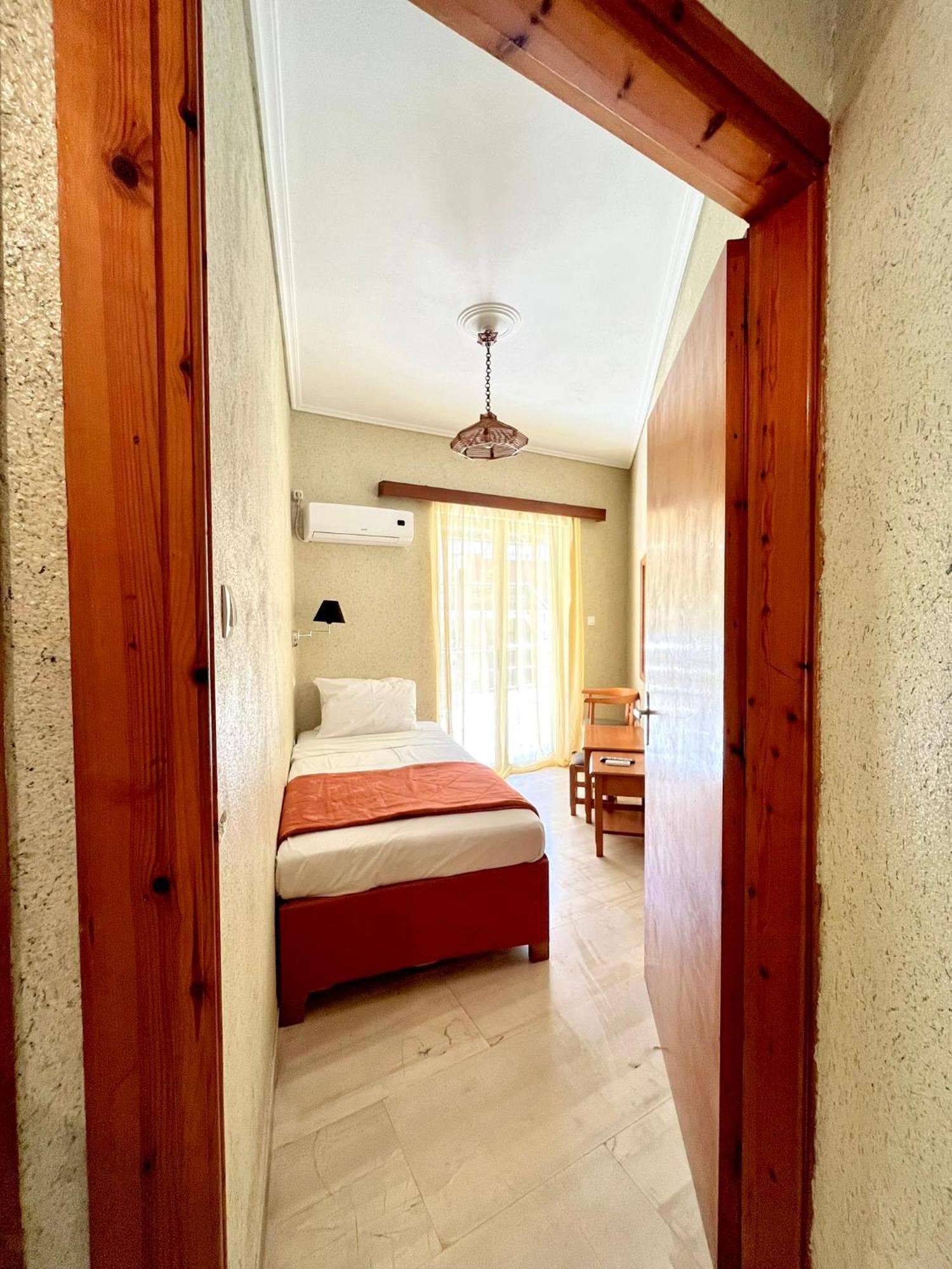 Oelia Rooms & Apartments Agia Marina  외부 사진
