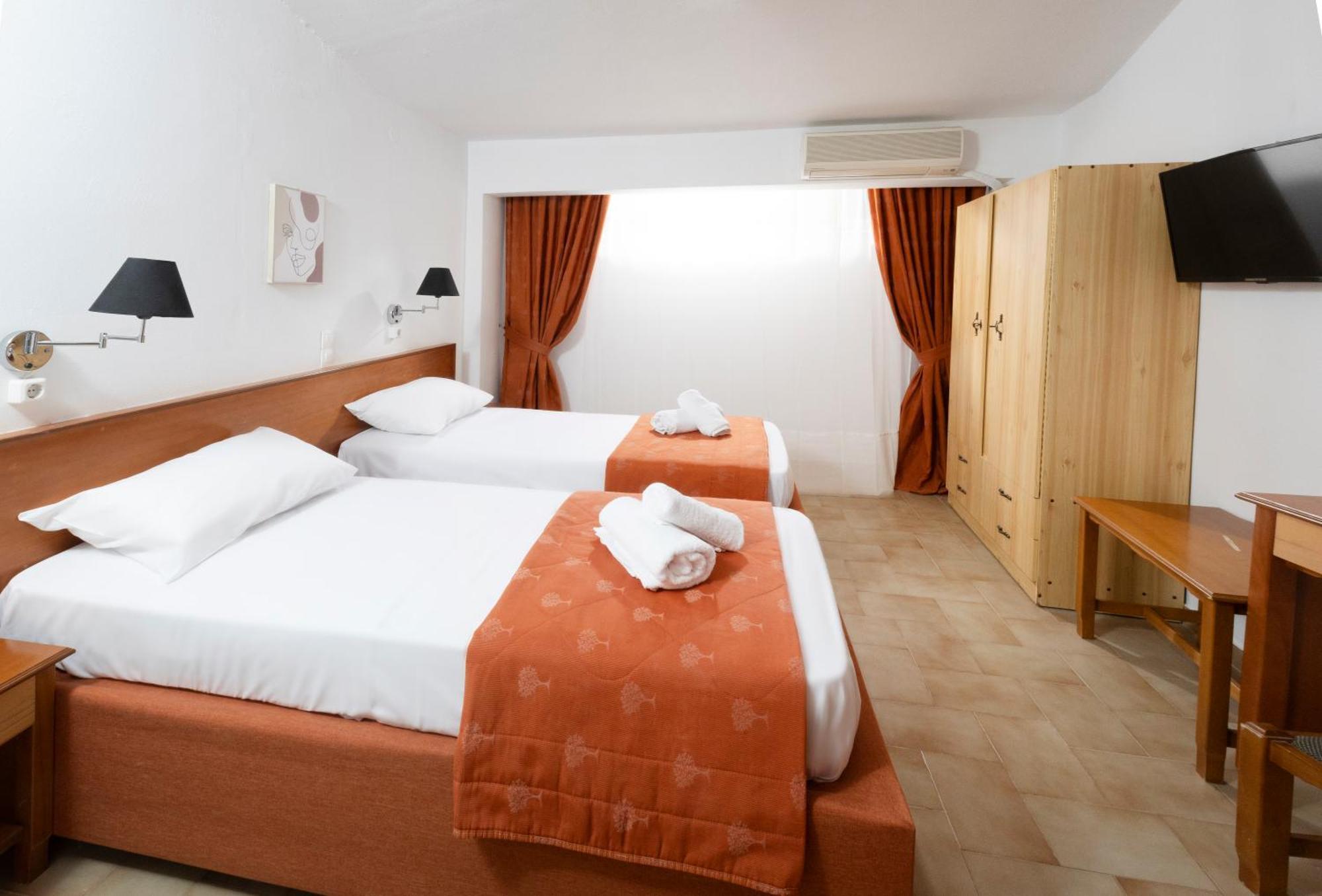 Oelia Rooms & Apartments Agia Marina  외부 사진